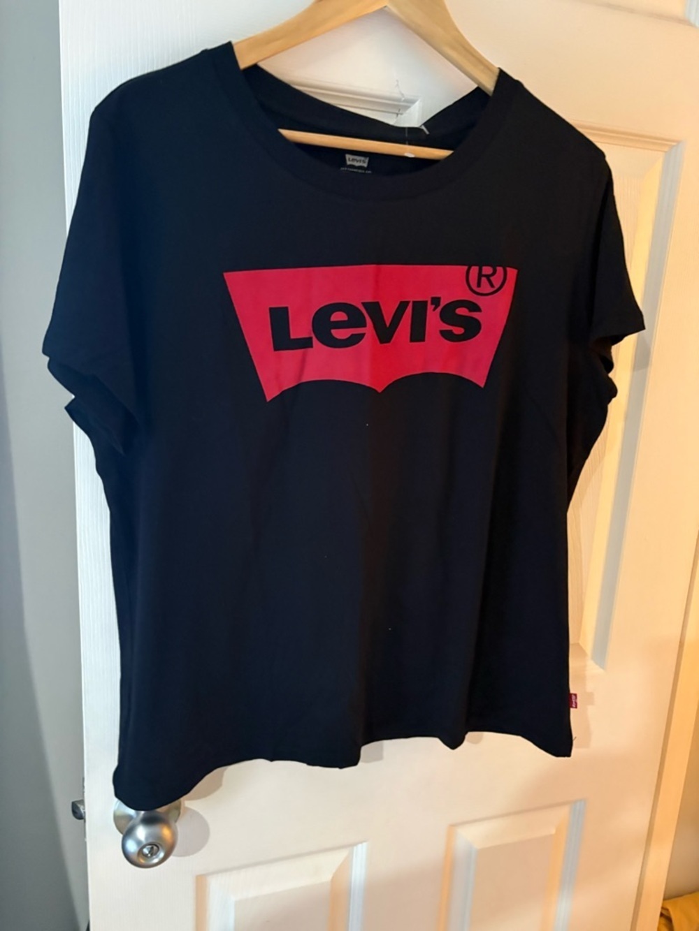 Levi’s NWT women’s plus size 1X black large logo short sleeve shirt